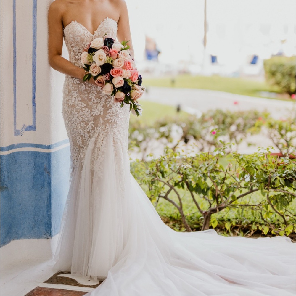 Elegant White Lace Wedding Dress